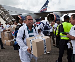 Doctores-cubanos-llegan-a-Sierra-Leona-para-enfrentar-el-ébola-300x250
