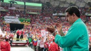 Maduro demanda firmas