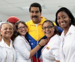 Nicolas-Maduro-con-medicos-cubanas