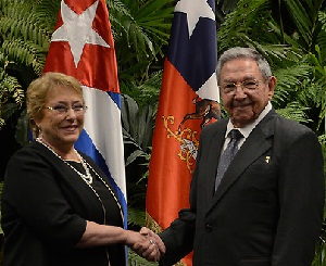 Bachelet apuesta por el comercio y la cooperación en su polémico viaje a Cuba